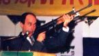 תמונה של שנת 1990- מני פאר מנחה ערב הצדעה לחיל החימוש 